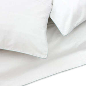 White Duvet with Light Blue Piping + Pillowcases (600 TC)